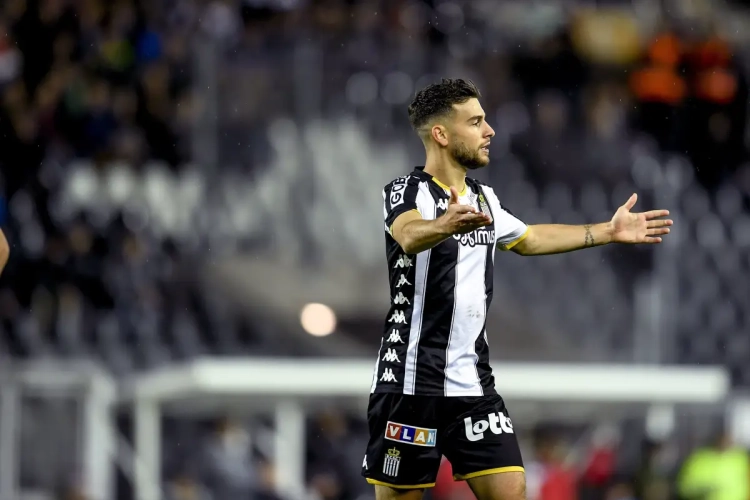 Charleroi verliest twee punten na blunder Penneteau: "Hij heeft al zoveel punten voor ons gepakt"