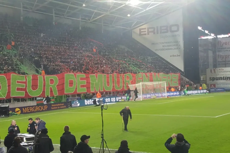📷 Fans stuwen Essevee vooruit met immens spandoek: "Deur de muur en were" 