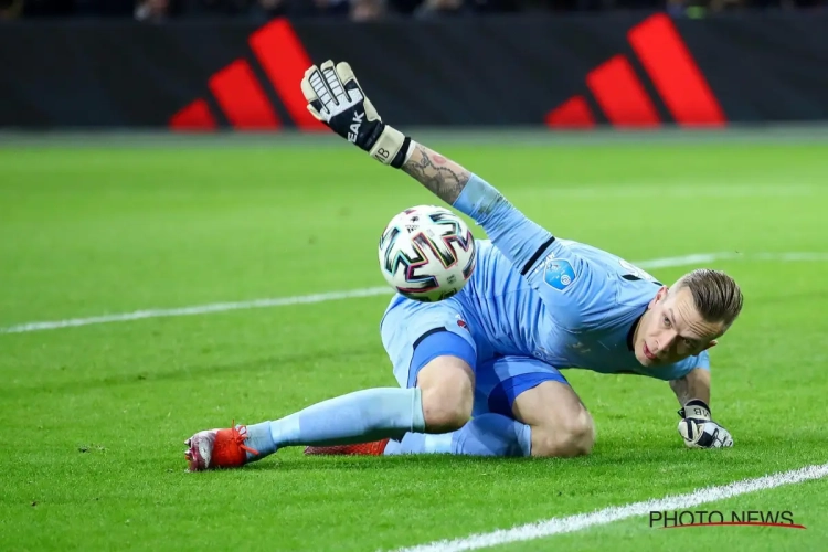 Marco Bizot in tranen na zege van AZ tegen Ajax: ex-keeper van Genk speelt topmatch de dag na de uitvaart van zijn vader