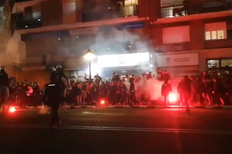 📷 🎥 Geen supporters welkom in het stadion? Dan verzamelen fans toch rond Mestalla?