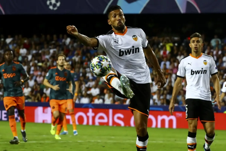 Argentijnse verdediger komt naar buiten met 'oorlogsverklaring' aan club: "Mensen binnen de club willen mij in diskrediet brengen"