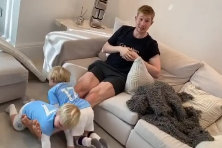 🎥 Never skip leg day! De Bruyne is wel erg creatief met gewichten in quarantaine