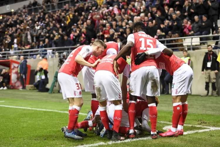 📷  Wout Faes presenteert het nieuwe truitje van Stade de Reims