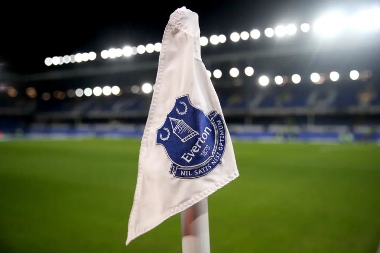 🎥 Wat een droom: Everton-fan die Oekraïense vluchtelingen hielp, mag invallen tegen Dinamo Kiev en trapt een penalty binnen