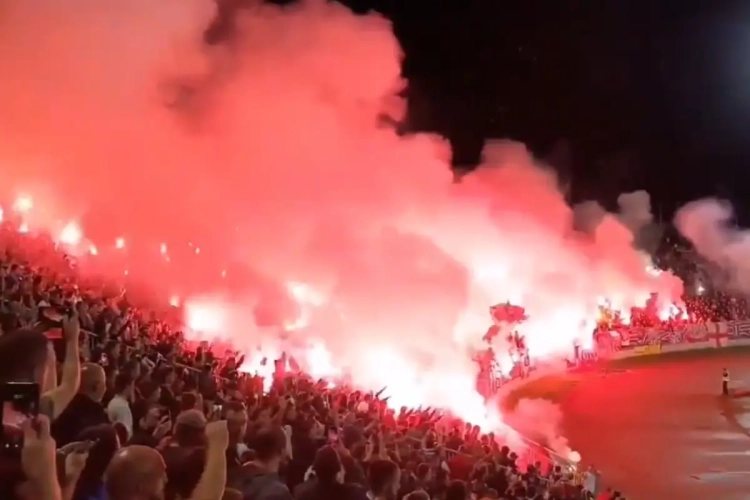 🎥 Knotsgekke beelden uit Servië, waar 25.000 supporters Partizan zien winnen in stadsderby zonder enig spoor van coronamaatregelen