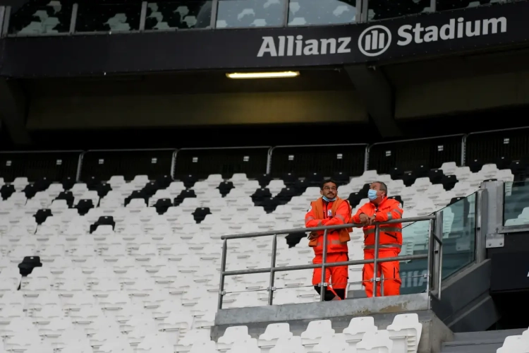 📷  Vreemde situatie in Turijn: spelers Juventus staan op het veld, maar Napoli komt niet opdagen 