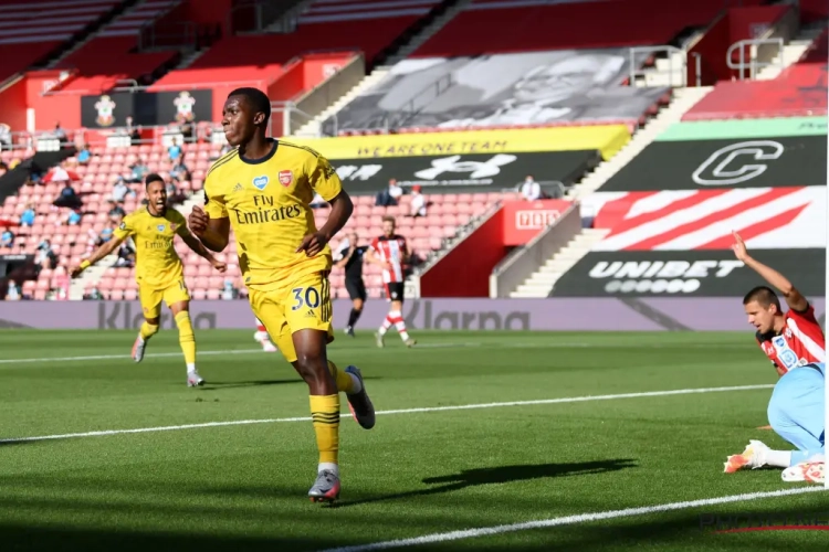 Gruwelijke blunder Southampton-doelman bezorgt Arsenal eerste winst sinds hervatting