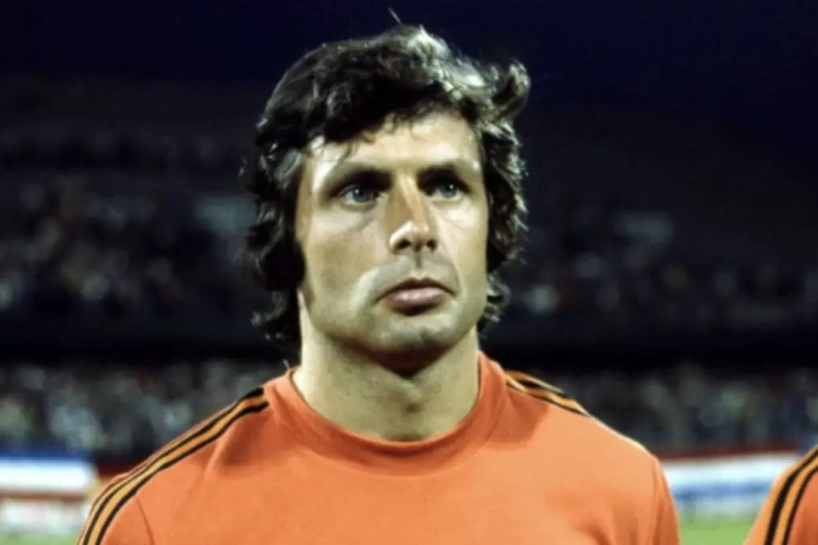 Nederlandse voetbalbond eert overleden speler met rouwbericht in krant