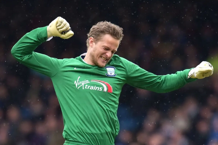 🎥  Opvallend: ex-doelman Manchester United scoort zelf en sleept zo een gelijkspel uit de brand