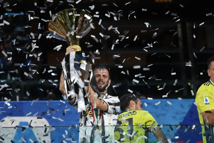 L'un des milieux de terrain les plus élégants des 20 dernières années annonce sa retraite à 35 ans