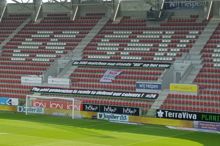 Kums, Boeckx (met een prikje), Praet en andere ex-ploegmaats feliciteren Olivier Deschacht met 500e match, ook fans doen duit in het zakje: "Nog steeds 'Oli' op het vuur"