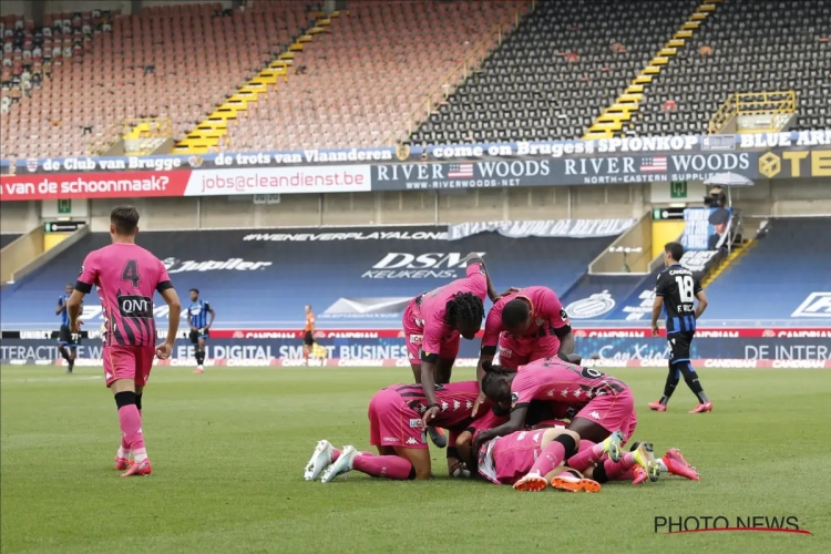 🎥 Charleroi-fans verzamelen buiten het stadion en gooien bommetjes en steken vuurwerk af