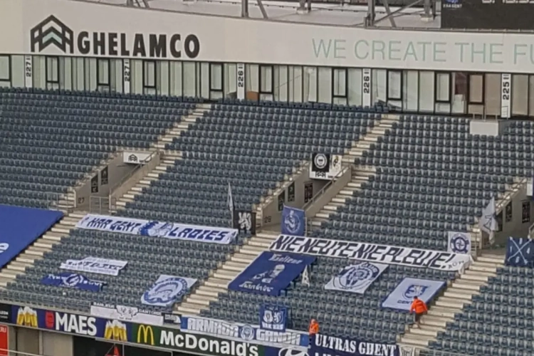 📷 Supporters KAA Gent komen met leuke boodschappen voor de zorgsector en de spelers en lachen ... met het lege stadion