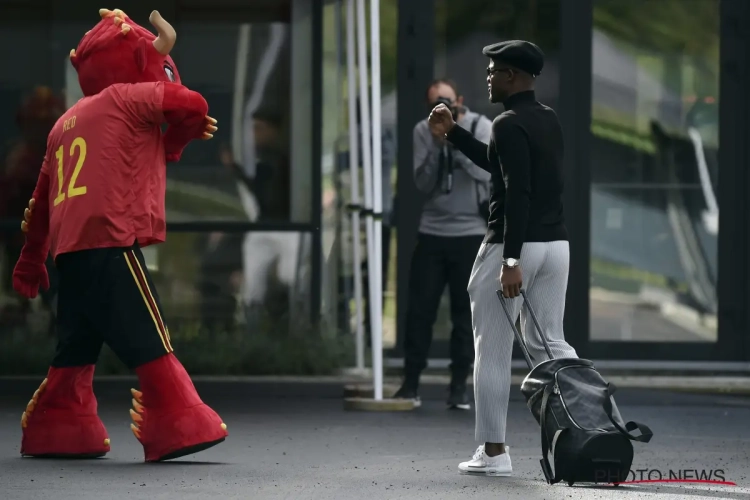 📷 Arsenal krijgt veel kritiek voor het ontslag van 'Gunnersaurus', ook Batshuayi deelt een prikje uit