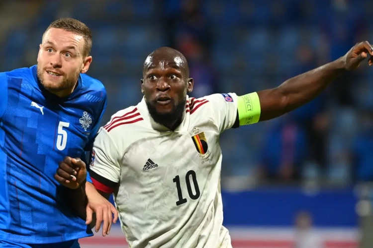 🎥 Romelu Lukaku en zijn grote voorbeeld dollen met elkaar: Drogba deelt prikje uit, Big Rom dient hem van repliek