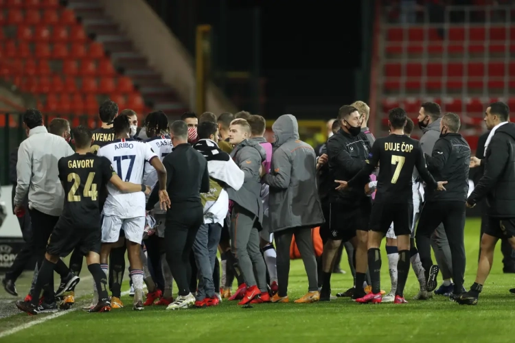 📷 Kemar Roofe daagt supporters van Standard uit met de A van Anderlecht en krijgt het aan de stok met Eric Deflandre