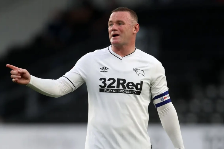 Zoon Wayne Rooney treedt in de voetsporen van zijn vader en tekent contract bij Engelse topclub