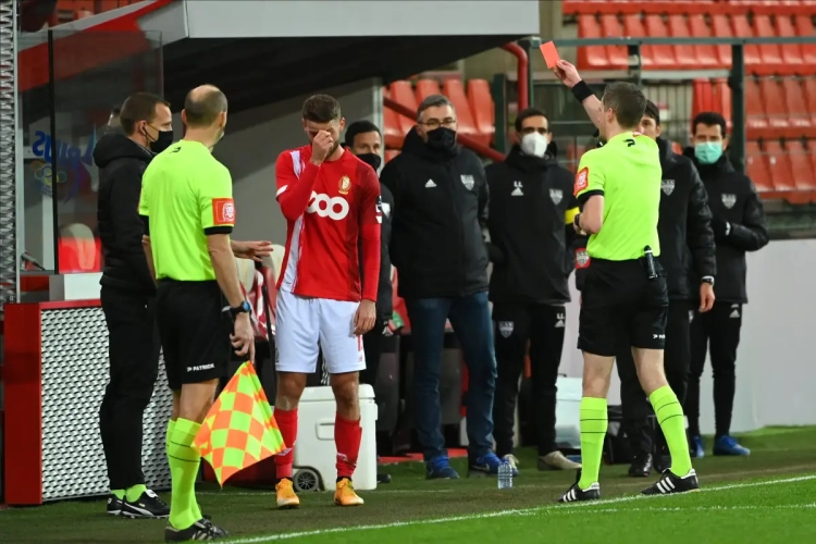 "Dom, dommer, domst" en "Wat heb je nodig om hem naar de maan te sturen?": Standard-speler moet het ontgelden na domme actie