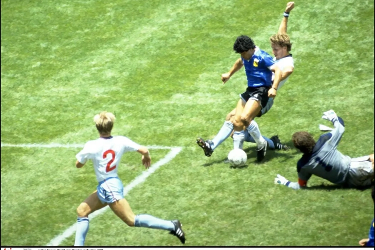 Verwarring troef rond iconisch Maradona-shirt, dat weldra geveild wordt: "Niet het shirt dat mijn vader droeg in de tweede helft"