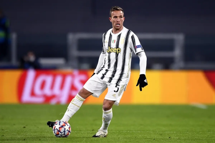 Juventus-middenvelder speelde vorig seizoen met Lionel Messi, nu doet hij dat met Cristiano Ronaldo: "Hij traint als een bezetene" 