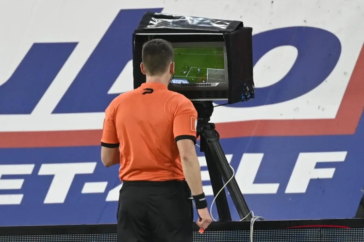 Nog steeds geen VAR in 1B: "Refs hebben het moeilijk" & "Liever geen VAR dan meer beloftenteams"