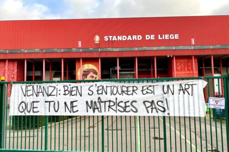 📷 Ultras Standard viseren iedereen bij Standard, zelfs Preud'homme ontsnapt niet: "Vertrek!"