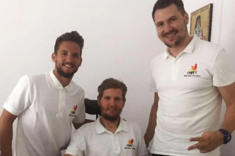 🎥 Tien jaar na horrorblessure die hem verlamd achterliet, kan ex-ploegmaats van Dries Mertens terug zelfstandig eten