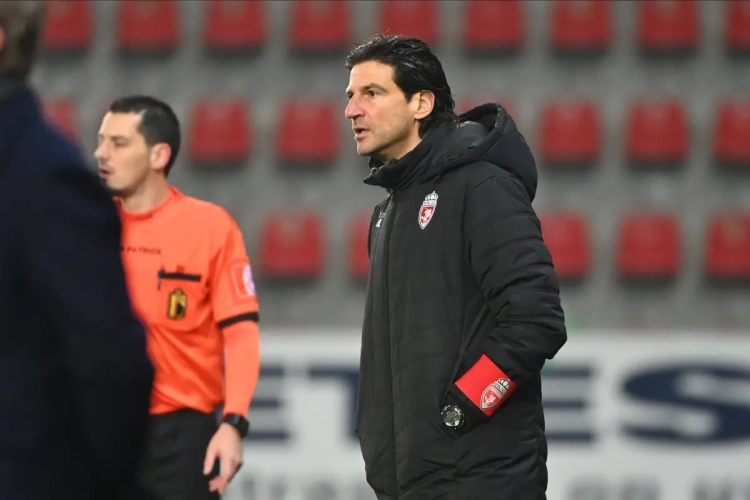 "Voor de mensen die het nog niet wisten: voetbal is niet eerlijk": Coach sakkert, maar slaat wél mea culpa voor rode kaart