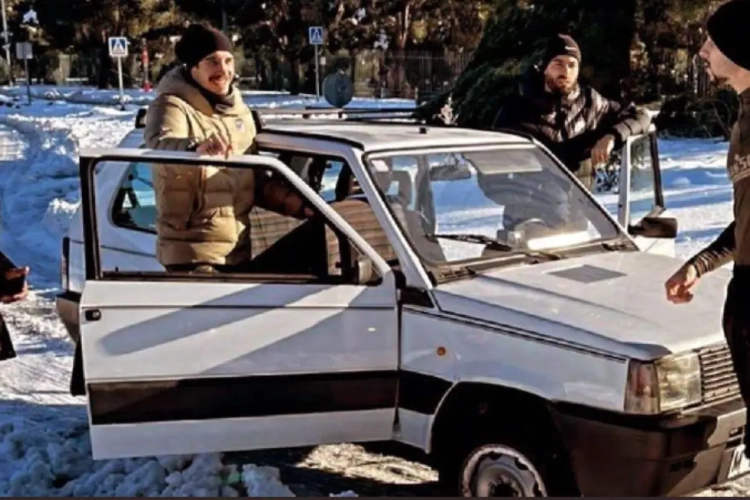 🎥 Schitterend! Sportwagens Atlético-spelers geraken niet door sneeuw, Carrasco en co lenen Fiatje van buurman