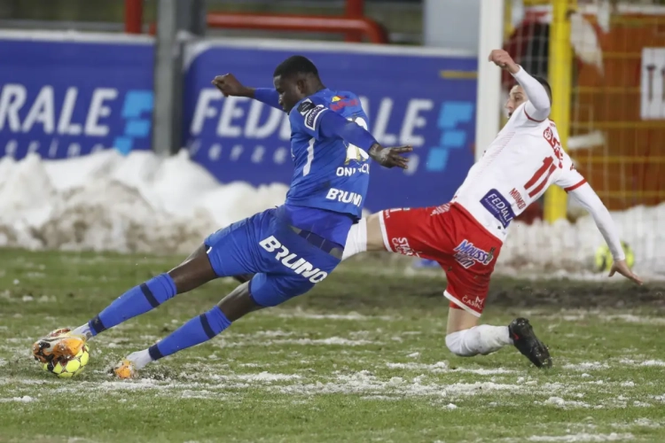 📷 KRC Genk stelde zich vragen over de staat van het veld en speelde de verloren partij tegen Moeskroen onder voorbehoud