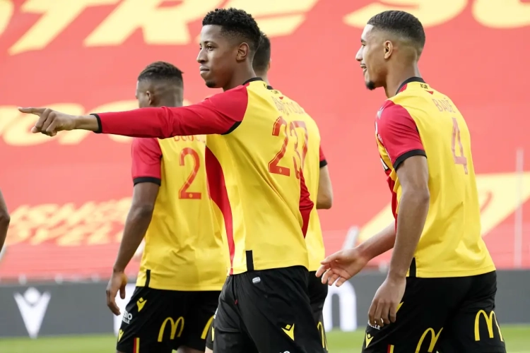 🎥 Hallucinante beelden uit Lens: fans bestormen tijdens rust het veld