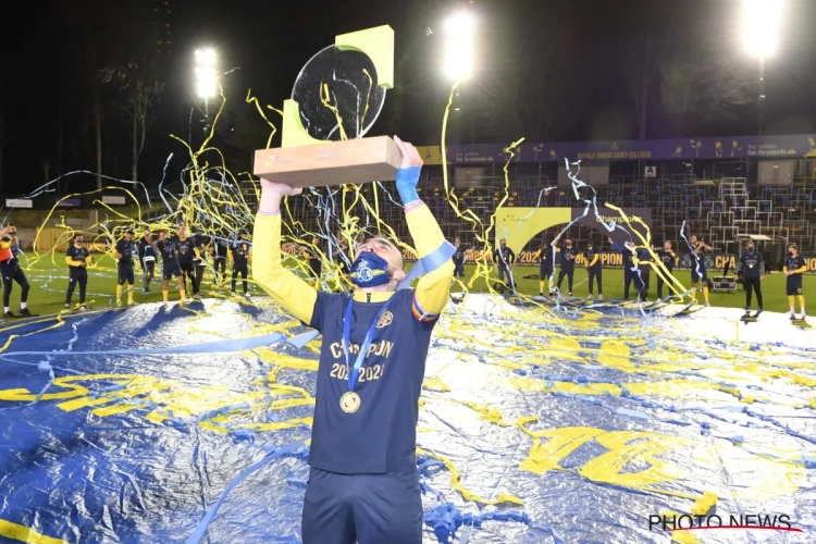 🎥 Union mocht na behalen van de titel een... 'aparte' trofee de lucht in steken: "Wat een lelijk ding"