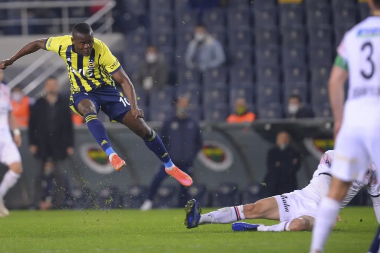 Samatta en Fenerbahçe zetten Besiktas onder druk