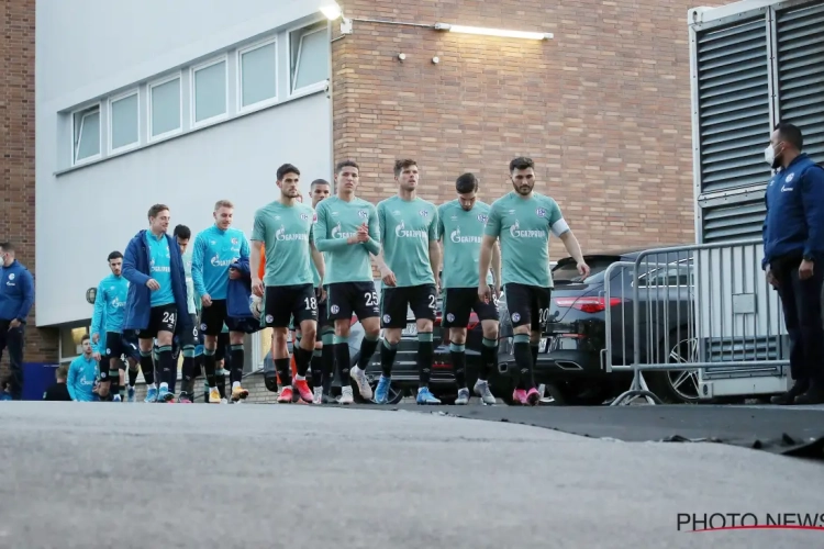 Speler Schalke doet relaas van aanval door fans: "Angst, pure angst! En de politie stond gewoon beneden te wachten"