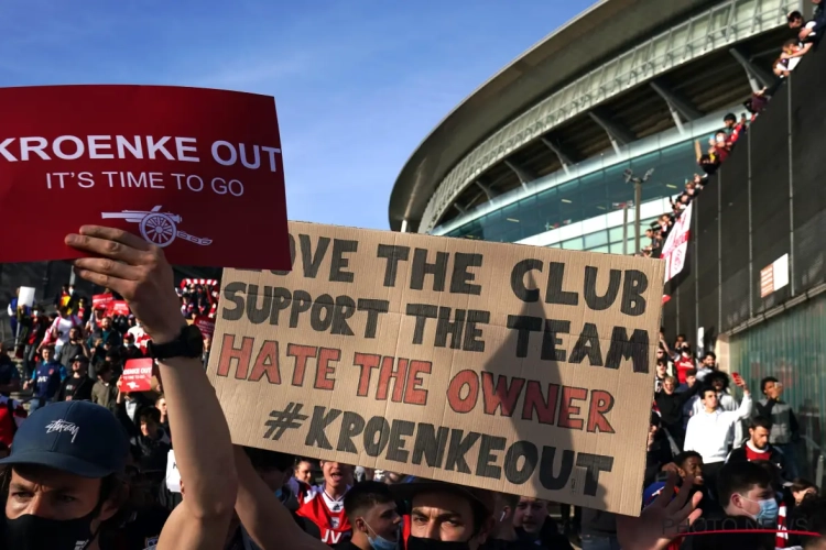 Protest bij Arsenal gaat niet liggen na Super League-debacle: supporters willen eigenaar buiten