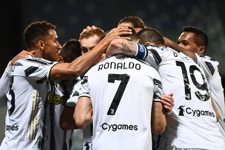 📷 Napoli stelt shirts van Giorgio Armani voor... terwijl Juventus inspiratie zoekt aan een vollédig andere kant