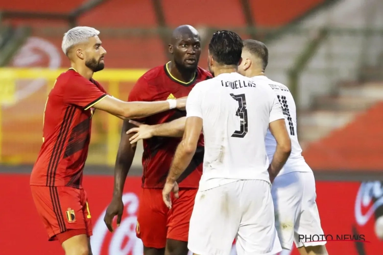 📷 Romelu Lukaku krijgt het aan de stok met Tzavellas en wijkt geen millimeter