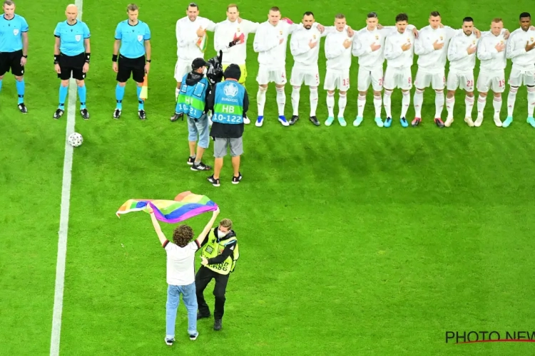 Veldbestormer met regenboogvlag tijdens het volkslied van Hongarije