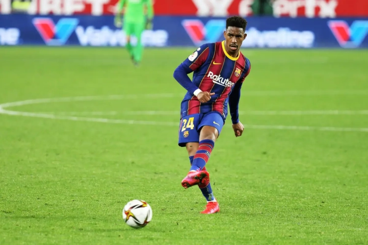 Van Barcelona naar Leeds: opvallende transfer voor 24-jarige linkerflankverdediger