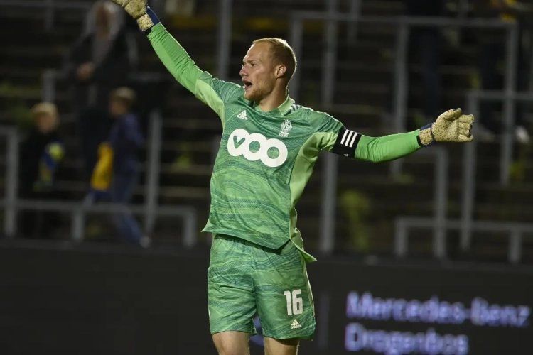 Standard-aanvoerder in de bloemetjes gezet door fans