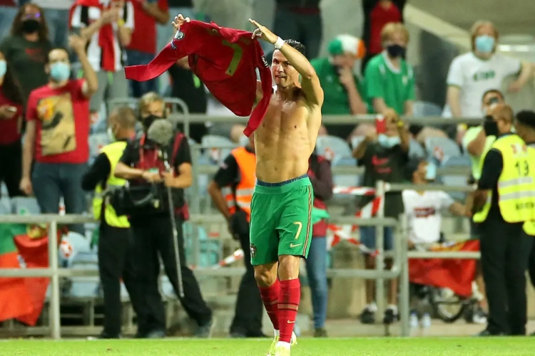 36-jarige Ronaldo blijft maar gaan en bereikt nieuwe mijlpaal met Portugal: "Het zit in mijn DNA"