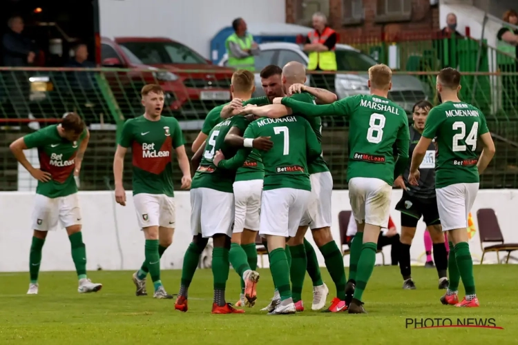 🎥 Waanzin: doelman krijgt rood voor aanval ... op eigen ploegmaat