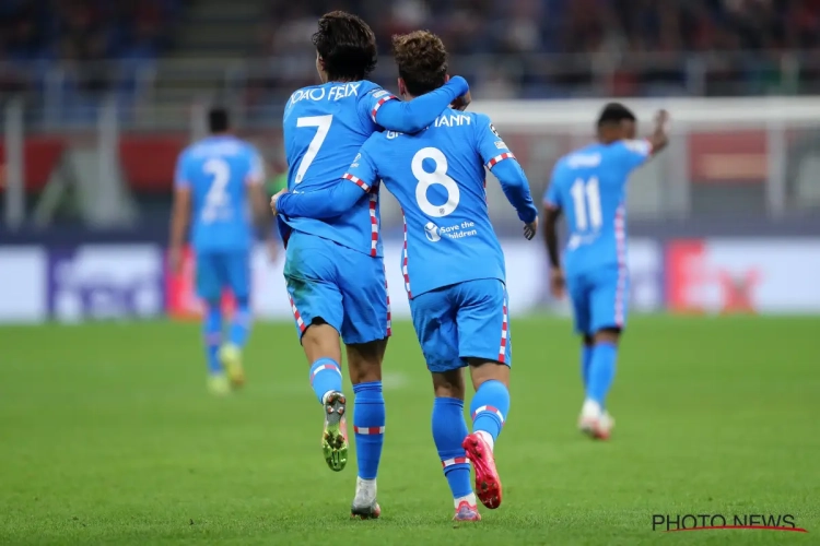 🎥 Hilarisch: Griezmann doet alsof bankzitter João Félix kindje is bij betreden veld