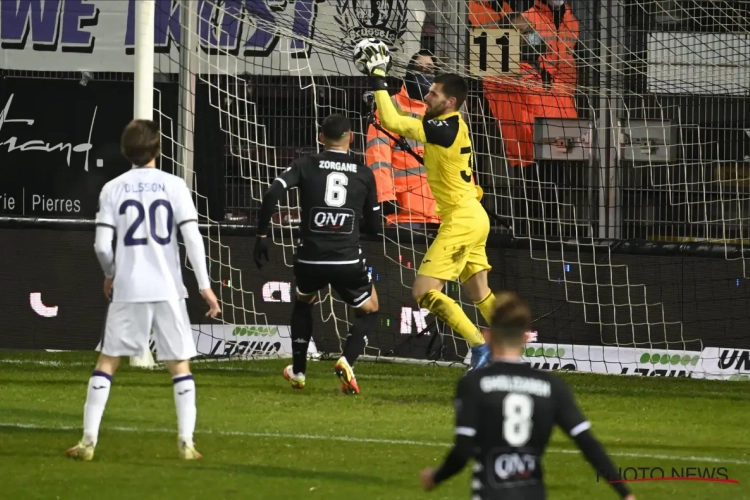 Van Crombrugge niet blij met de pers: "Misschien moet je de mol vragen hoe de sfeer in de kleedkamer is"