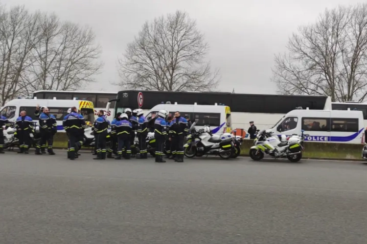 📷 Indrukwekkende troepenmacht gaat Club-supporters begeleiden in Parijs