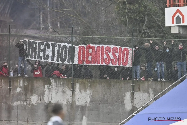 Ondanks match achter gesloten deuren laten fans Standard ongenoegen duidelijk blijken