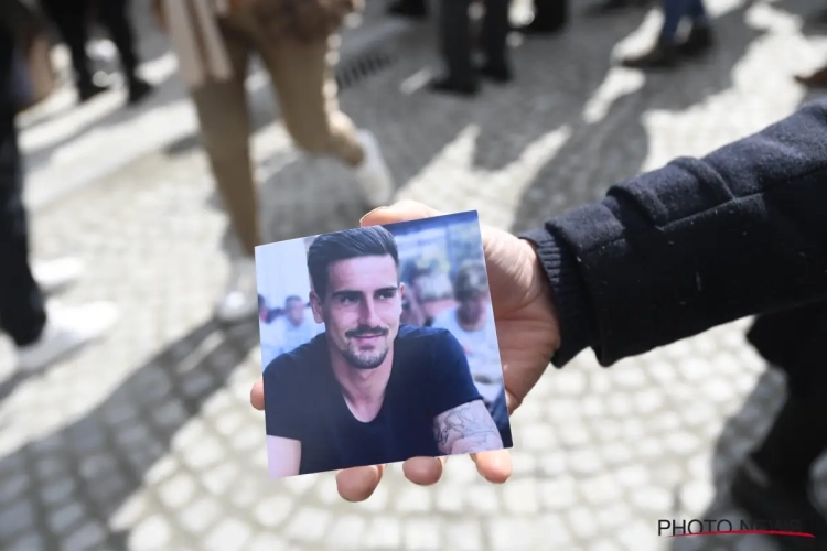 📷 Pakkend afscheid van Miguel Van Damme: "Ik beloof je om goed voor Camille te zorgen en ik zal haar vertellen wat een mooi persoon papa wel was"