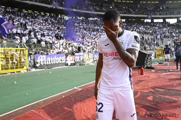 Ontroostbaar! Kompany moet wenende Murillo richting fans sleuren