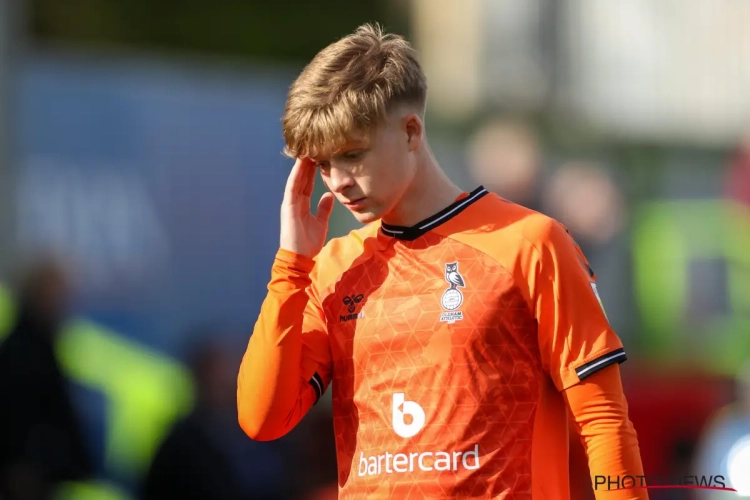 Eén van de stichtende clubs van de Premier League valt uit het profvoetbal, supporters nemen veld over en hebben boodschap voor eigenaar