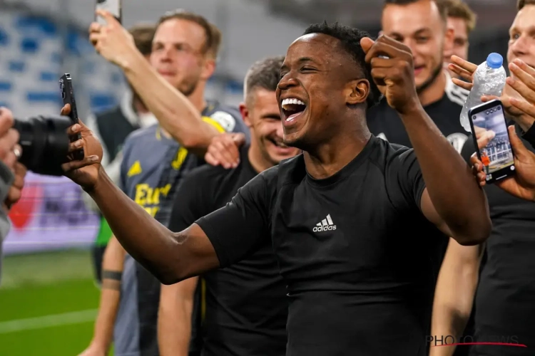 🎥 Feyenoord-fan doet vurige oproep naar vriendin na behalen finale: "Eén dagje extra! Ik betaal alles en je hebt een heel jaar geen last meer van mij"